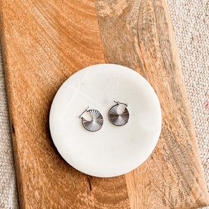 THE ASTER TEXTURED PLATE HOOPS SLIVER PAIR